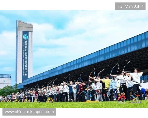 射箭俱乐部为老年学员提供更大靶面与更亮目标色块