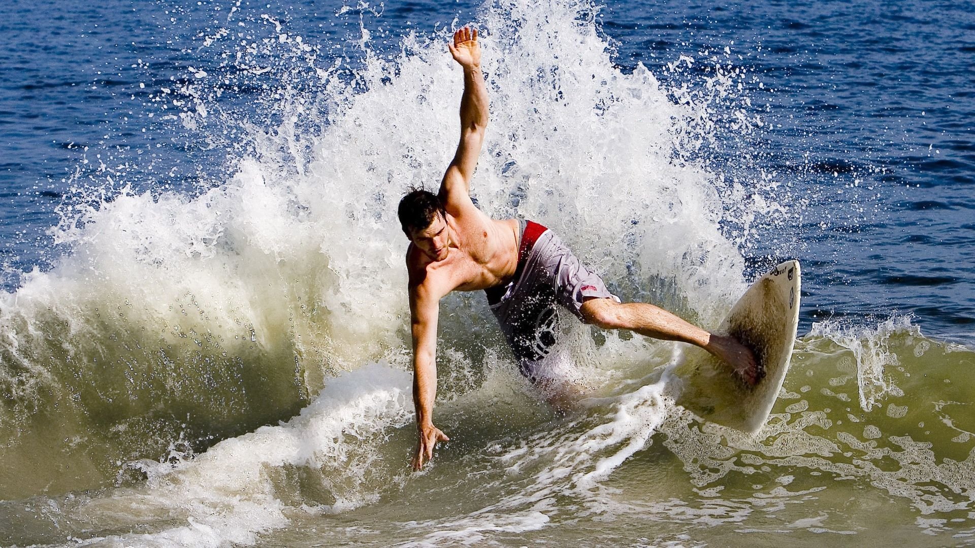 “胡利安·门德斯的多面手能力,助力阿根廷美洲狮队攻防兼备”